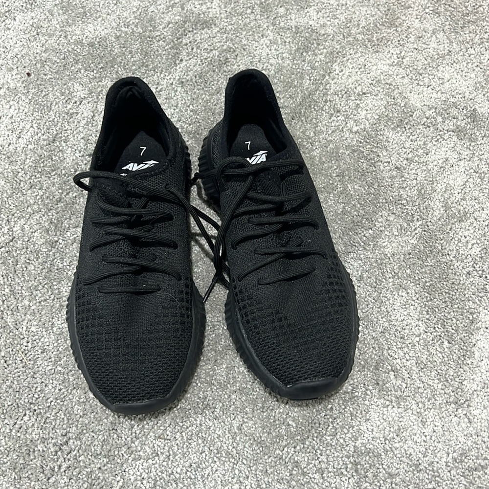 Tennis shoes